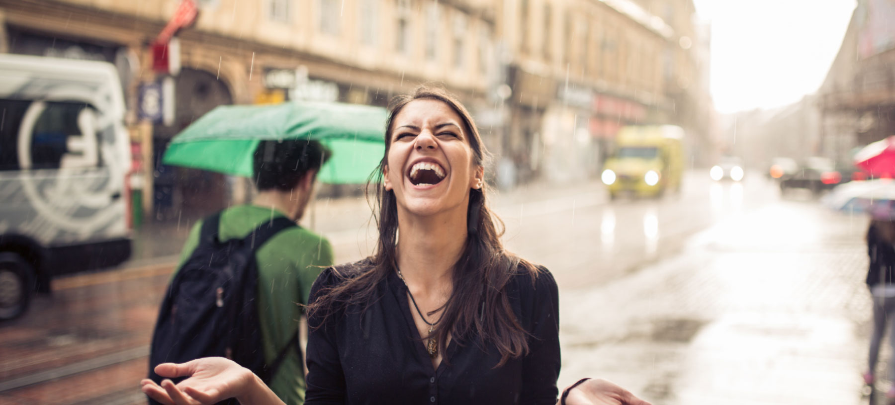 chica alegre bajo la lluvia