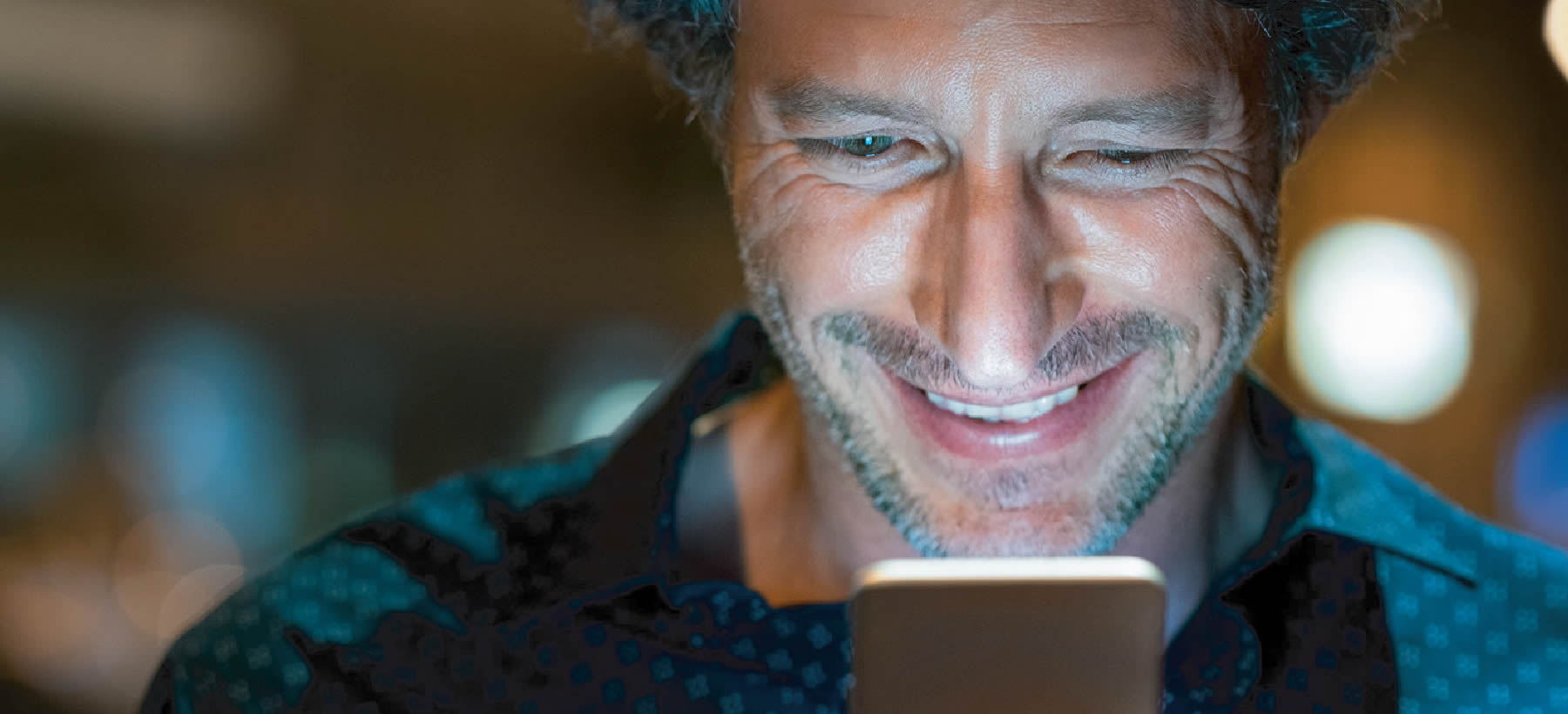 hombre alegre al telefono